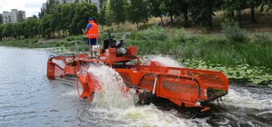 Акваторию Русановского канала чистит водный комбайн: как он работает 