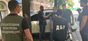 Организовал канал контрабанды на границе с Россией: под Харьковом офицера-пограничника задержали на взятке 12 700$