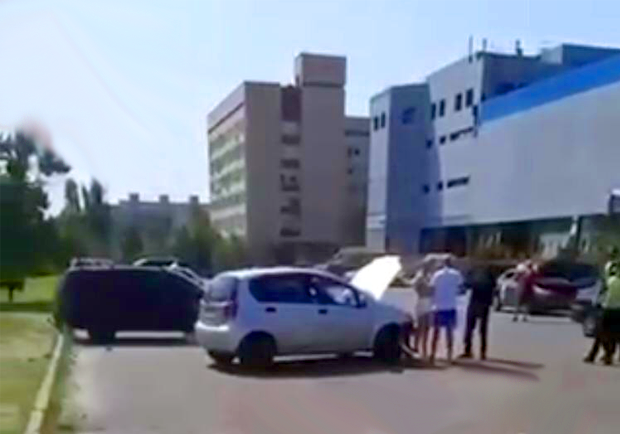 На Троещине произошло ДТП с участием Tesla. Фото: скрин с видео "Киев Оперативный"