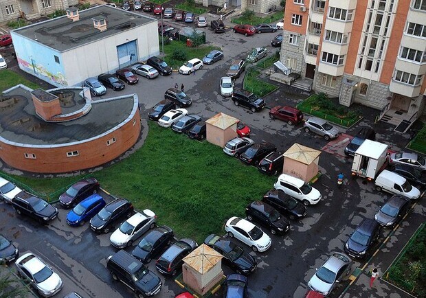 "Киевтранспарксервис" опроверг информацию о платных парковках во дворах. Фото: Автовзгляд