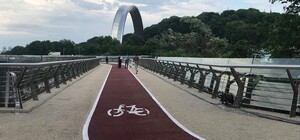 На пешеходном мосту хулиган разбил инфо-стенды: видео инцидента