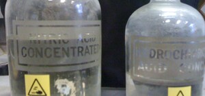 Напал и скрылся: в Новобеличах неизвестный облил кислотой двух человек