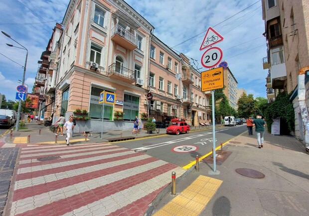 В Киеве появилась еще одна общая полоса для велосипедов и машин. Фото: КГГА