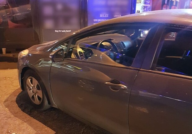 В Киеве таксист ранил пассажира ножом в живот и бедро. Фото: Патрульная полиция Киева