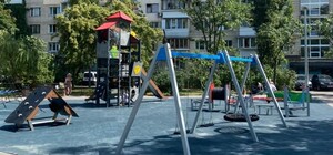 В сквере на Русановке обустроили современную детскую площадку
