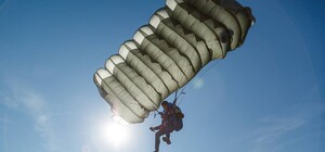 Экстрим по-одесски: парень прыгнул с парашютом из балкона высотки