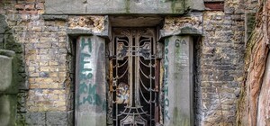 Ничего святого: на Байковом кладбище украли решетку склепа