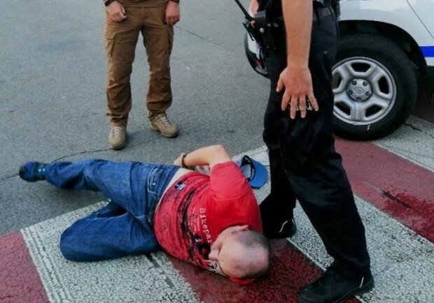 На Контрактовой площади пьяный мужчина ударил ножом подростка. Фото: Муниципальная стража Киева