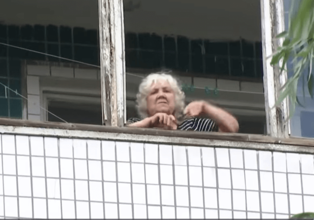 На Теремках бабушка устроила бомбардировку из окна. Фото: скриншот