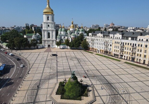 На Софийской площади устроили опасный дрифт. Фото: КГГА