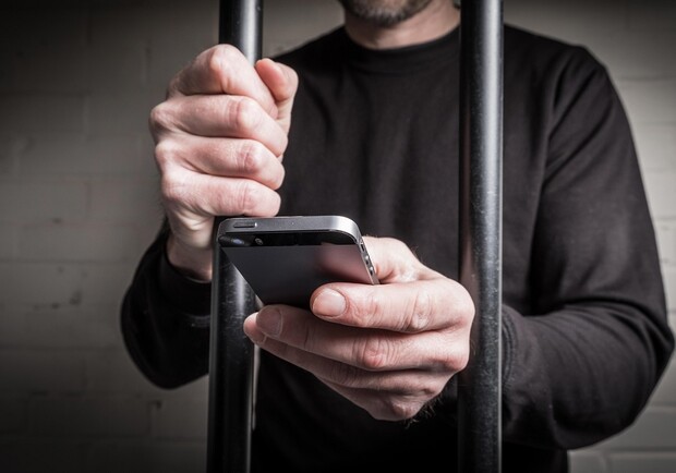 Заключенным СИЗО разрешили пользоваться телефонами и интернетом. Фото: Freepik
