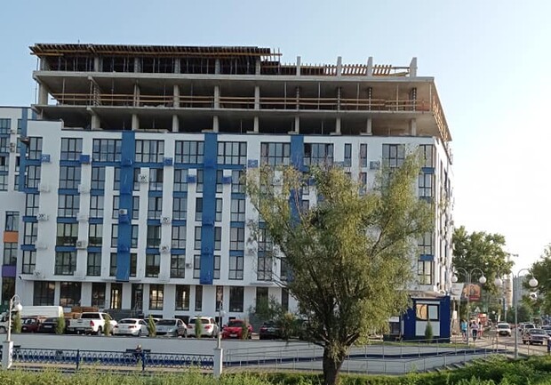 На Осокорках строят дополнительные этажи в уже заселенном доме. Фото: Facebook Владимира Гуцула