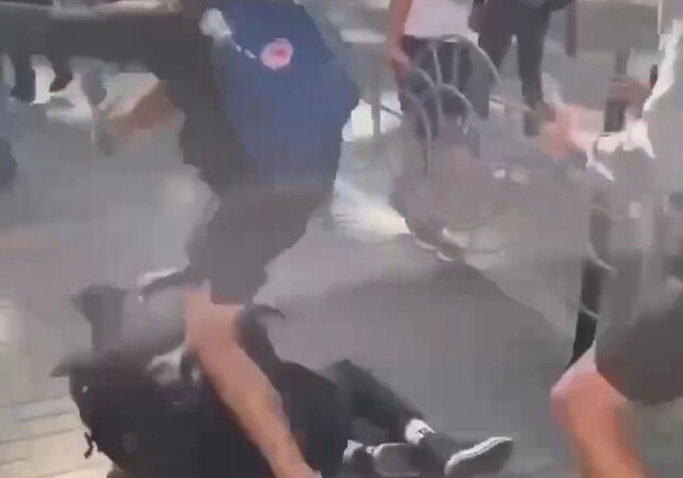 На субботней акции протеста побили журналиста. Фото: скрин с видео hromadske