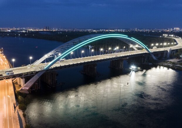 Нескольких сотрудников заподозрили в "отмывании" денег на строительстве Подольского моста. Фото: itc.ua