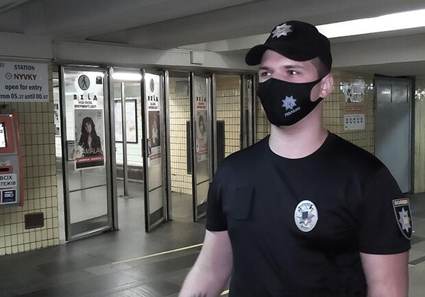На станции "Нивки" полицейский спас жизнь пассажиру метро, используя дефибриллятор. Фото: Пресс-служба полиции Киева