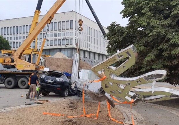 В Херсоне 70-метровый флагшток за 10 миллионов гривен упал и раздавил лексус чиновника. Фото: most.ks.ua/