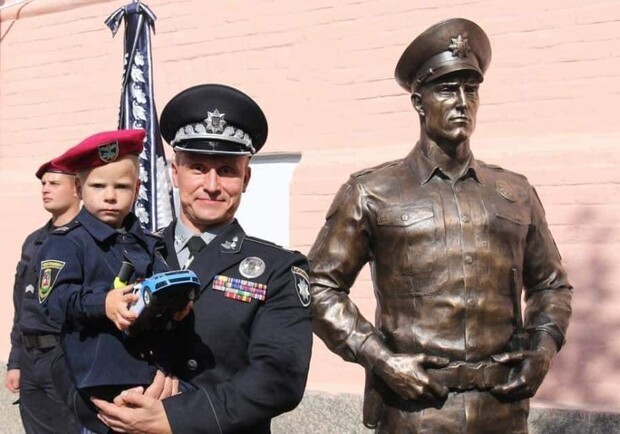 В центре Киева открыли и спрятали памятник полицейским с лицом начальника полиции Киевской области. Фото: скриншот