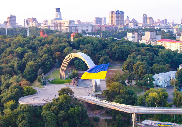 Над Киевом на дроне пролетел самый большой флаг Украины. Фото: Dronarium 