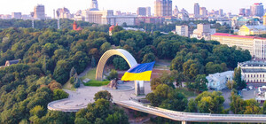 Более 300 квадратных метров: над Киевом на дроне пролетел флаг-рекордсмен