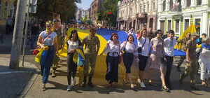 С огромным флагом: в центре Днепра состоялся марш защитников Украины