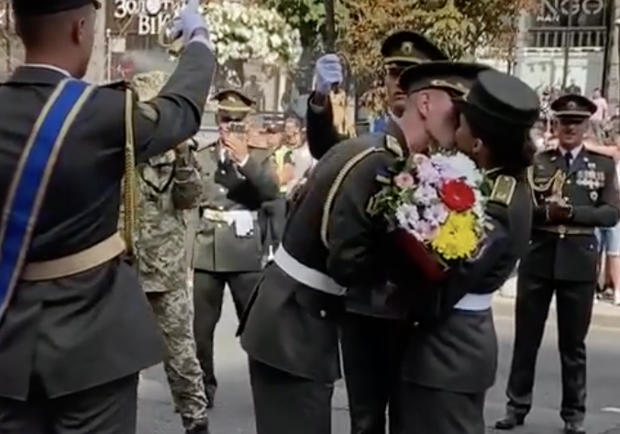 Украинский военный на репетиции парада сделал предложение любимой. 