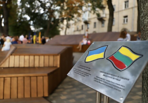 В Киеве открыли обновленный Литовский сквер с огромной скамейкой. Фото: КГГА