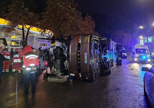 В Киеве перевернулся молдавский автобус с пассажирами, пострадали 18 человек. Фото: Киев оперативный