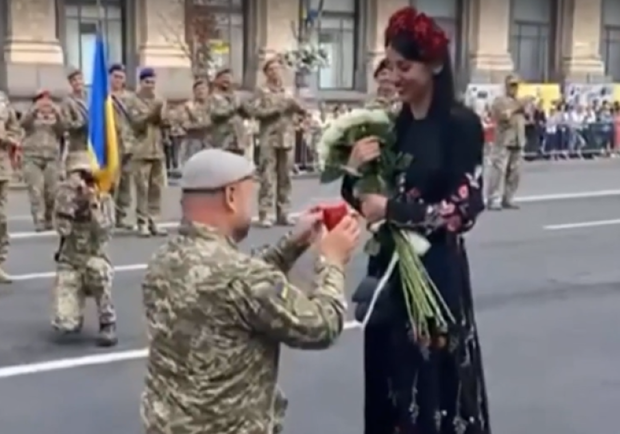 В Киеве на День Независимости ветеран сделал предложение любимой - фото