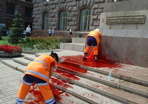 Мужчине, который облил краской флагшток и лестницу рядом с КГГА, сообщили о подозрении. Фото: "Киевавтодор"
