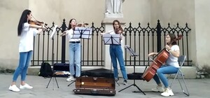 Юні скрипальки у центрі Львова 