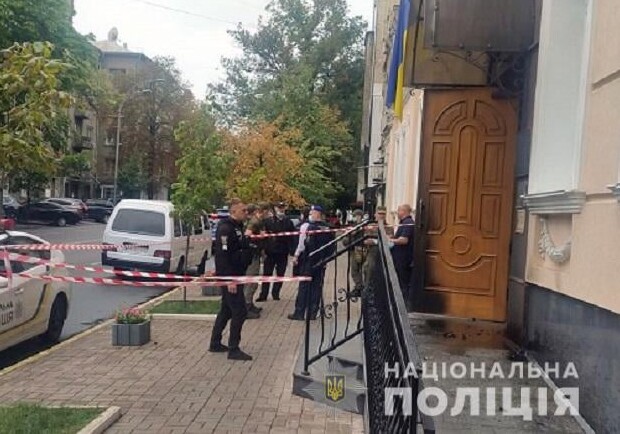 В Киеве мужчина бросил коктейль Молотова в административное здание. Фото: полиция Киева