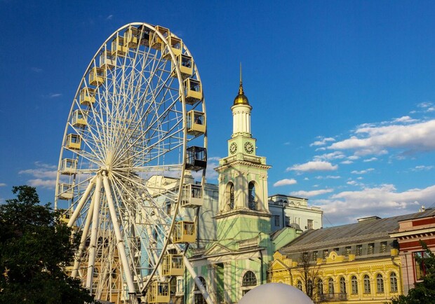 Колесо обозрения на Контрактовой площади будет бесплатно работать два дня. Фото: blog.pokupon.ua