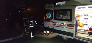 Чудом выжил: в Киеве мужчина нападал на полицию после падения с восьмого этажа