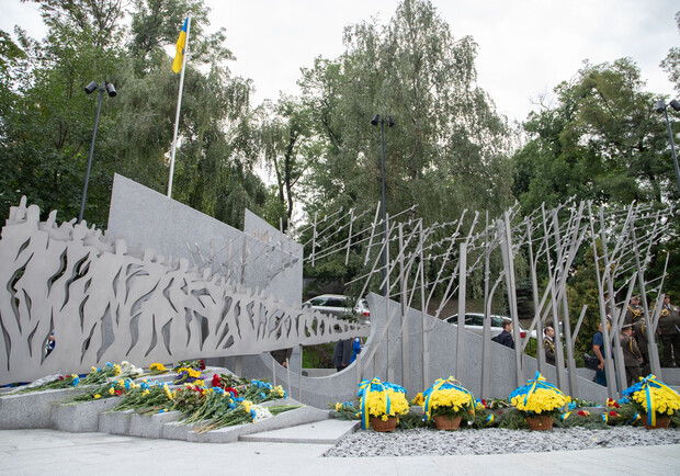 Возле стадиона "Динамо" открыли мемориал в честь киевлян, погибших в АТО. Фото: пресс-служба КГГА