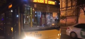 На улице Лаврской двое мужчин разбили окна троллейбуса и напали на водителя