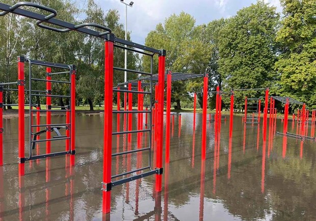 Новый урбан-парк на ВДНГ затопило водой из-за ливня. Фото: Facebook