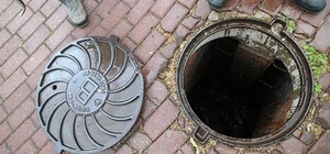 Дивись під ноги: у Львові жінка впала в каналізаційний люк