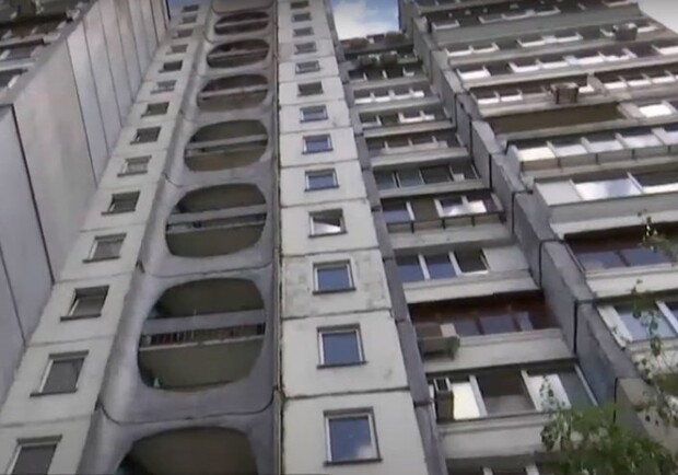В многоэтажке на Троещине затопило квартиры и подъезд. Фото: Телеканал "Київ"