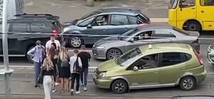 Даже не вышел из машины: на Дарнице таксист сбил школьника 