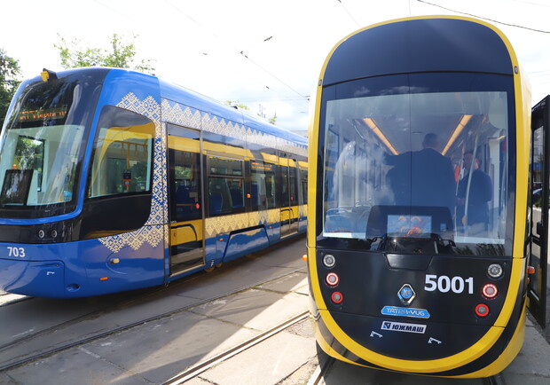 В Киев привезли четыре новых трамвая. Фото: КГГА