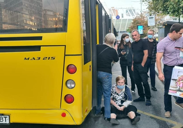 На Печерске автобус несколько метров протащил женщину в возрасте. Фото: "Киев Оперативный"