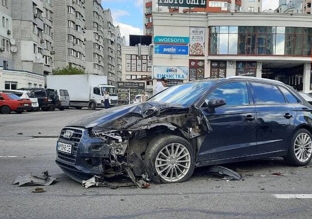В Киеве пьяный водитель пошел в кафе после ДТП. Фото: dtp.kiev.ua