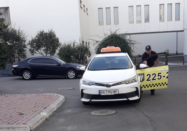 Рядом с отелем на Печерске таксист напал на двух пожилых итальянок. Фото: Ольга Немцова