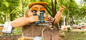 Развлекись: в Голосеевском парке открылась выставка с говорящими великанами