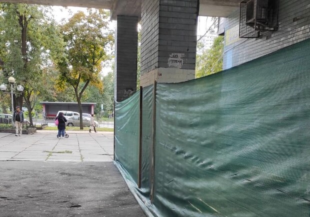 На Левобережном предприниматель пытался застроить арку жилого дома. Фото: Владимир Андриевский