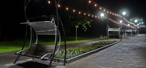 В парке Зеленый Гай убрали качели с аллеи влюбленных: что происходит