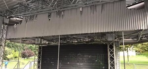 Дикие развлечения: подростки опять поломали и разрисовали сцену в парке 