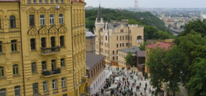 Пошумят на Подоле: в Киеве отмечают день рождения Андреевского спуска