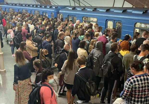 В метро Киева утром образовались столпотворения. Фото: Киев Оперативный