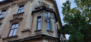 Постраждав автомобіль: у Львові обвалився елемент фасаду будинку 
